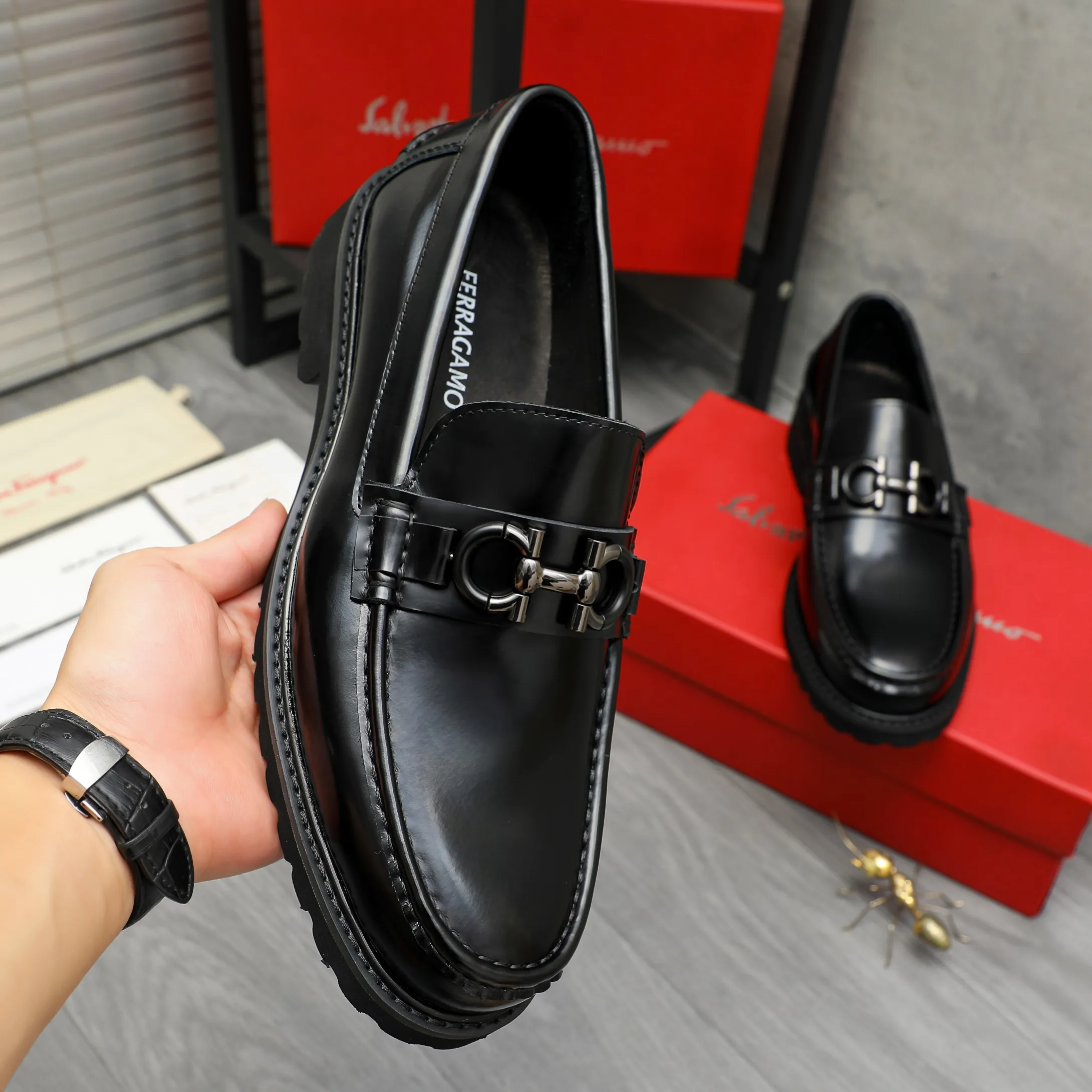 Men's shoes 💰442 Product trademark: Ferragamo "Ferragamo" business formal leather shoes Regular size: 38-46 (45.46 custom-made and non-returnable) Product materials: Selected pearlescent cowhide upper, cowhide lining, non-slip rubber outsole
